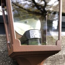 klassische Wandlampe Modell Quadrat für außen in der Farbe Rost aus der italienischen Leuchten Manufaktur Framon Tradizionale.

Abmessungen: Maße: b22 x t14 x h42cm
Material: hochwertiger Aluminiumguss mit lackierter Oberfläche.
Farbe: Rost, ruggine, rust rouille
Glas: transparentes, unverwüstliches Polycarbonat.