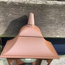 mediterrane Wandlampe Quadrat Größe Medium Nr. 3104-22 von Framon Tradizionale aus Italien. Halb-Laternen eignen sich besonders zur Montage dort, wo ein Leuchten Wandarm störend oder gefährdend wäre. Z.B. bei Landhäusern mit Reetdach findet diese schöne Außenleuchte häufig Anwendung.
Abmessungen: Maße: b22 x t14 x h42cm
Material: hochwertiger Aluminiumguss mit lackierter Oberfläche.
Farbe: Rost, ruggine, rust rouille
Glas: transparentes, unverwüstliches Polycarbonat.