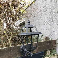 Schöne Wandlampe aus Italien. Abmessungen: Aries piccolo Nr. 2272-03. Maße: h480 x b215 x t300mm. Wandplatte h176 x b117mm.
