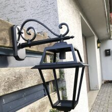 die schöne Wandlampe Aries medium Nr. 2243-02 wird mit nach untem hängendem Lampenteil geliefert. So kann sie z.B. auch an Häusern montiert werden, wo zum DAch hin nicht viel Platz vorhanden ist. Diese mediterrane Außenlampe mit den klaren Formen passt daher sehr gut zu Reet gedeckten Häusern. Farbe hier: RAL 9005 schwarz. Maße:Der Leuchtenkopf ist nach unten hängend montiert.

h645 x b285 x t480mm. Wandplatte h280 x b110mm

Lieferung ohne Leuchtmittel.

Ausführung mit LED auf Anfrage.