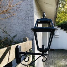 sehr schöne mediterrane Wandlampe von Framon, dem Außenleuchten Spezialisten aus Italien. Artikel-Nr. 2243.03 in schwarz. Material: Aluminiumguss

Klarglas, satiniertes Glas oder Polycarbonat auf Anfrage.

h645 x b285 x t480mm. Wandplatte: h245 x b110mm.

Handarbeit!