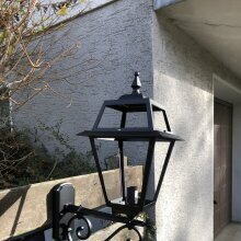 schöne Außenwandlampe im mediterranen Design vom Leuchten Spezialisten Framon Tradizionale aus Italien. Die klassische vier eckige Form pass ausgezeichnet zu fast allen Häusern. Material: Aluminiumguss

Klarglas, satiniertes Glas oder Polycarbonat auf Anfrage.

h645 x b285 x t480mm. Wandplatte: h245 x b110mm.

Handarbeit!