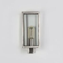 Kombination von klassischem Bauwerk mit moderner Lichtgestaltung.Rechteckige Lampe mit großen Lampenscheiben. Material: Nickel gebürstet. LumArt.