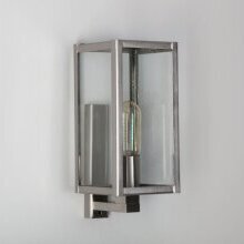 Ansicht von der Seite an einer weißen Hauswand, klare Linien, rechteckiges Lampengehäuse mit Klarglasscheiben.