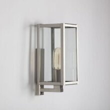 Puristische Außenwandleuchte im klaren Stil – ideal für moderne Gebäude.Rechteckige Form aus gebürstetem Nickel mit großen Gläsern.
