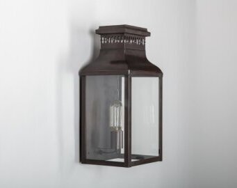 Die klassische Wandlampe wirkt besonders authentisch auf Naturstein oder Putzfassaden und unterstreicht die Eleganz traditioneller Architektur.