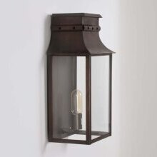 Inspiriert von den ikonischen Leuchten der Pariser Linie P.L.M. – perfekt für nostalgische Fassaden. Farbe antique Brass, 3 Lampengläser