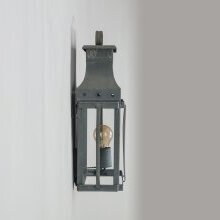 Handgearbeitete Oberfläche aus gealtertem Zink

Detailaufnahme zeigt die feine Patina und Struktur – jede Leuchte ein Unikat mit Geschichte.