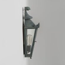 Feine Jugendstil-Verzierungen und florale Formen machen die Vieux Manoir Nr. 221 L zur idealen Wandlampe für nostalgische Außenbereiche mit Anspruch.
