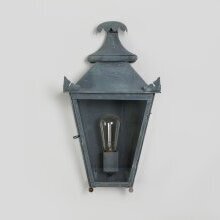 Das geschwungene Design im Art Nouveau-Stil verleiht der Leuchte ihren eleganten, floralen Ausdruck.