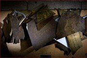 Detailansicht der Messing Wandlampe von LumArt. Der Korpus ist viereckig, der Wandarm geschwungen. Auf dem Bild sieht man die Montage auf einer Werkbank. Die Außenleuchte ist im exklusive im französischen Design mit authentischem Vintage-Charme.