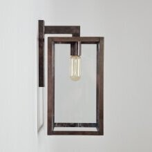 Die Oberfläche offenbart in dieser Makroaufnahme feine Pinselstrukturen, leichte Mattierungen und dezente Farbnuancen – typisch für das handgefertigte antique brass Finish. Die Patina wirkt lebendig und unterstreicht die Unikat-Qualität der Leuchte.