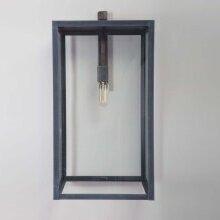 Großformatige Außenwandleuchte von LumArt mit antikem Charme – perfekt für herrschaftliche Gebäude. Rechteckige Form aus gealtertem Zink. L-förmiger Wandarm über der Leuchte.