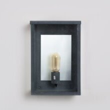 Großformatige Außenleuchte mit gealtertem Zink-Finish – elegantes, französisches Design.
Klar strukturiertes Gehäuse mit metallisch glänzender Rückwand – reflektiert das Licht stilvoll.