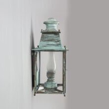 Wandlampe historische Außenleuchte Gare Nr. 230 aus der Manufaktur für historische Beleuchtung Roger Pradier, Frankreich. 

Klassisches Design mit moderner Umsetzung – inspiriert von der Eisenbahnkultur der Jahrhundertwende.