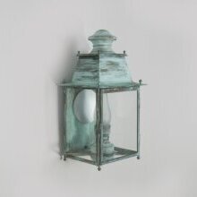 Warmweißes Licht durchflutet das Leuchtenglas – ideal für stilvolle Fassadenbeleuchtung mit Eisenbahnromantik. Viereckige Wandleuchte, historisches Design mit grün-weißer Patina von LumArt.