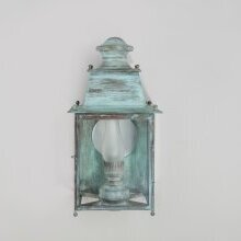 Die klassische Wandleuchte im Retro-Design betont den historischen Charakter einer Natursteinfassade mit Jugendstil-Flair.