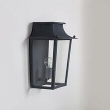 Lichtdesign im traditionellen Look für charmante Außenräume.