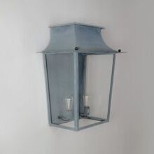 viereckige Aussenleuchte mit geschlossenem Metalldach aus Zink.