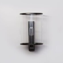 Die minimalistische Leuchte fügt sich perfekt in eine moderne, industrielle Umgebung ein und sorgt für gezielte Lichtakzente.
