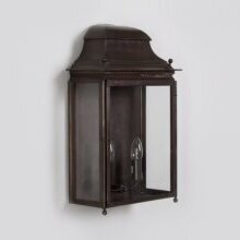 Historische Wandlampe Chantilly 243/2 XL mit antikem Messing-Finish an heller Hauswand