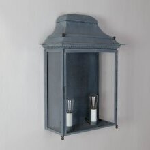 Die Leuchte zeigt, wie klassische Elemente auch an minimalistischer Architektur stilvoll wirken. Rechteckiges Gehäuse aus gealtertem Zink mit Klarglasscheiben