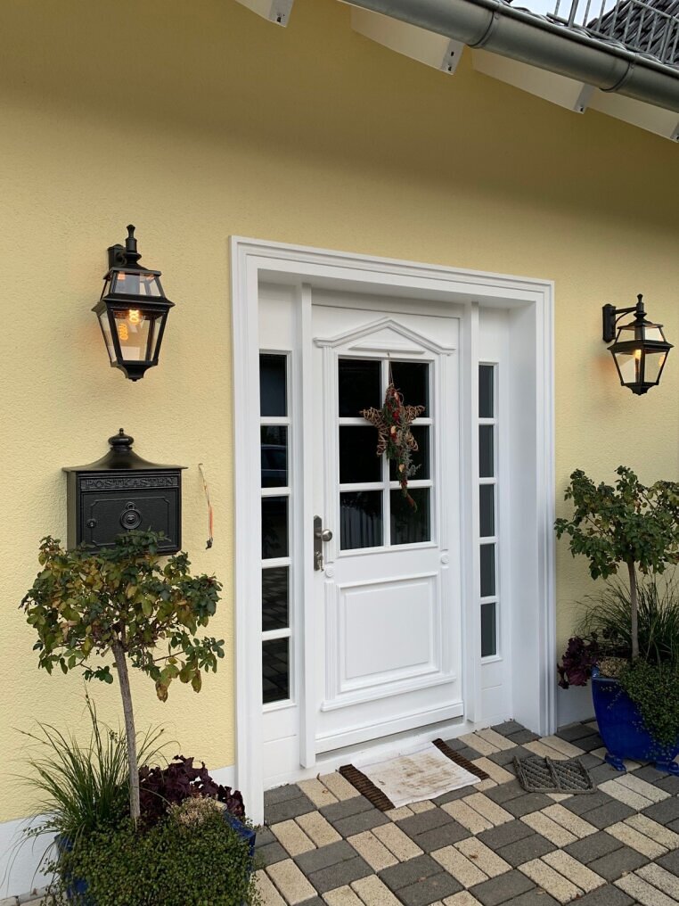 Roger Pradier hat diese Wandlampe Place des Vosges 2 Nr. 5 in Handarbeit, nach klassischen Vorlegen, hergestellt. Maße: 549 / 240 / 337 mm, Leuchtengehäuse: H 454 x W 240mm.