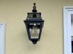 die klassische Wandlampe Place des Vosges 2 Nr. 5 mit den Abmessungen 549 x 240 x 337mm kann wegen des unter den Wandarm montierten Leuchtenkopf auch da montiert werden, wo der Platz nach oben gering ist.