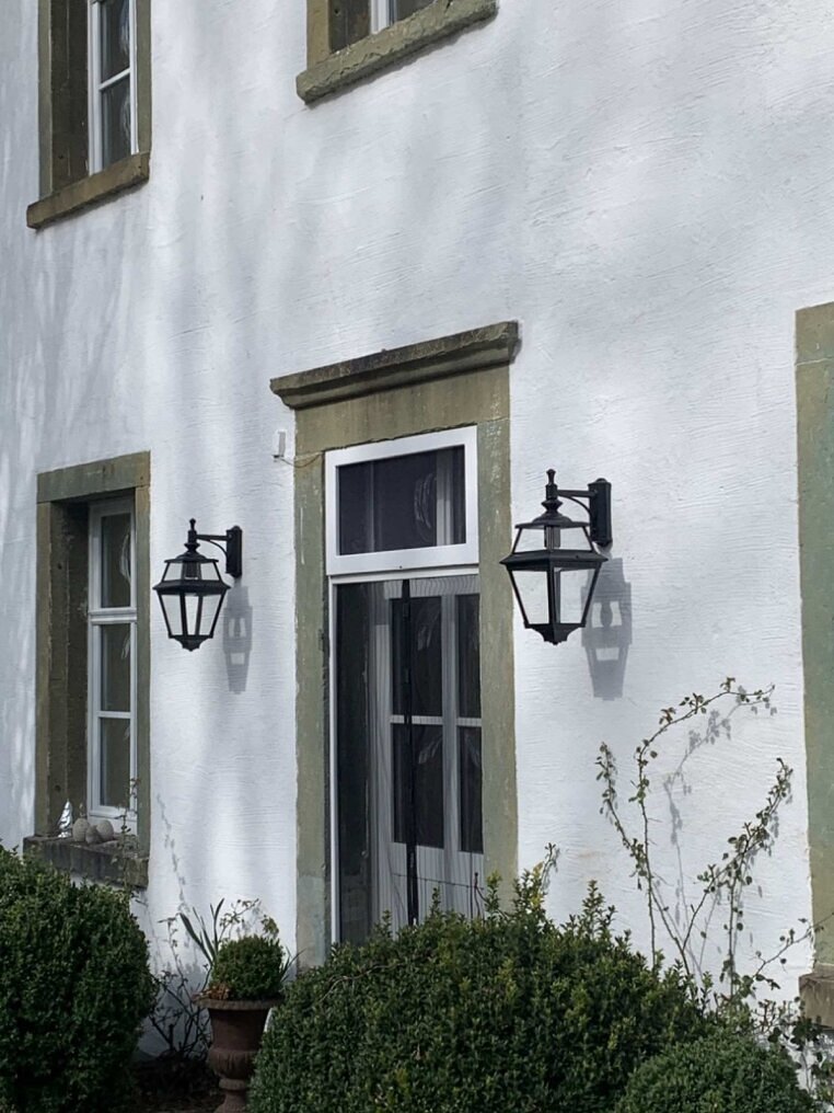 Klassische Außenwandleuchte Place des Vosges von Roger Pradier in edlem Design für stilvolle Fassadenbeleuchtung. Oberteil der Lampe ist nach unten hängend mit 4 Lampengläser. Lichtausfall rundum und nach unten.