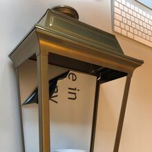 Diese in Frankreich gefertigte Außenleuchte vereint traditionelle Eleganz mit moderner Funktionalität. Das Messinggehäuse, wahlweise patiniert oder unbehandelt, entwickelt eine natürliche Patina und sorgt für eine edle Optik.