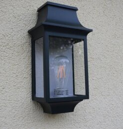 Außenbeleuchtung für exklusive Anwesen, gestaltet für Menschen mit Sinn für Ästhetik und Wertbeständigkeit.