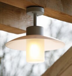 Weiches Licht aus einer französischen Deckenleuchte sorgt für stimmungsvolle Sommerabende im Freien.