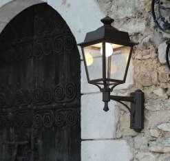 Schlichte Eleganz – Place des Vosges in Schwarz. Die Außenwandleuchte Place des Vosges von Roger Pradier überzeugt mit zeitloser Form und hochwertiger Verarbeitung. In klassischem Schwarz gehalten, ruht das Leuchtengehäuse mit vier Klarglasscheiben an einem dezenten Wandarm und sorgt für stimmungsvolles Licht in alle Richtungen – ideal für stilvolle Hauseingänge und Fassaden.