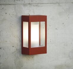 Mit ihrer reduzierten Form ist diese Außenwandleuchte bestens geeignet für schmale Mauerflächen, Torbögen oder Nischen.