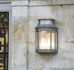 die große Wandleuchte Louis Philippe Nr. 2 besteht aus Roh-Zink mit klaren Lampengläsern. Bestens geeignet für größerer Eingangsflächen und höhere Fassaden. Überzeugt nicht nur optisch, sondern auch technisch: wetterfest.