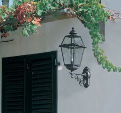 Mediterran Wandleuchte von Surya Italien. Viereckiges Lampengehäuse mit einem Jugendsttil Wandarm.
