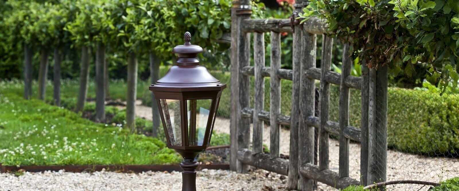 Klassische Außenlampe im Stil historischer Pariser Laternen – ein Hauch Frankreich für Ihr Zuhause.