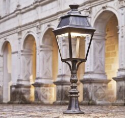 Historisch Gartenleuchten aus Frankreich entstehen bei Roger Pradier. Die viereckige Lampenform ist sehr klassisch und passt ideal in den Außenebreich von Haus und Garten.
