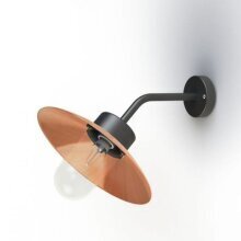 Zeitlose Eleganz und blendfreie Beleuchtung dank 45°-Neigungswinkel – ideal für Fassaden und Gartenwände.