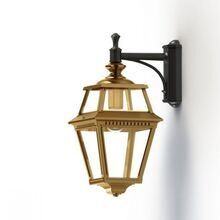 Die edle Wandleuchte mit 4-eckigem Design und 8 klaren Glasscheiben ist ein echtes Unikat. Mit einem kurzen Wandarm und einer Strebe hängt die Laterne nach unten. Wählbar in getöntem, versiegeltem Messing oder Roh-Messing mit natürlicher Patina, alternativ in farbigem Aluminium.