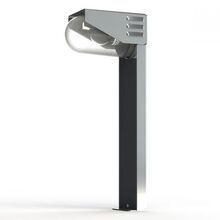 Die Designer-Standleuchte RP195 Nr. 2 von Roger Pradier überzeugt durch ihr minimalistisches Edelstahl-Design. Mit klarer Zylinderverglasung und einer geradlinigen Form setzt sie stilvolle Lichtakzente entlang von Eingängen, Gartenwegen und Terrassen.