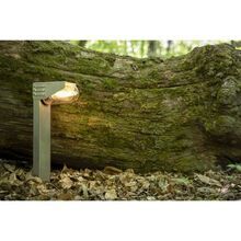 Die moderne Standleuchte RP195 von Roger Pradier ist ideal für die Beleuchtung von Gartenwegen und Eingangsbereichen. Mit ihrem klaren Zylinderglas und dem hochwertigen Aluminiumgehäuse setzt sie futuristische Akzente und sorgt für Orientierung im Dunkeln.