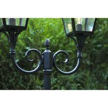 Diese klassische Gartenleuchte von Roger Pradier kombiniert einen hohen, dekorativen Lampenmast mit zwei Lampenauslegern. Die viereckigen Laternen aus farbigem Aluminium und die klare Verglasung sorgen für eine harmonische Beleuchtung in Gärten und Parks.