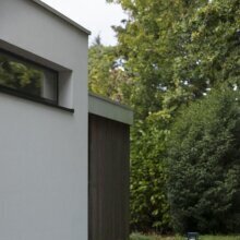 Die Brick bietet eine harmonische Kombination aus Design und Funktionalität. Ihr runder Glaszylinder schützt das Leuchtmittel, während die kantigen Linien ein modernes Ambiente schaffen.