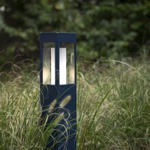 Roger Pradier bringt mit der Brick eine moderne Gartenleuchte, die durch ihr zeitloses Design und den runden Glaszylinder für das Leuchtmittel besticht. Perfekt für Gartenwege und Einfahrten.