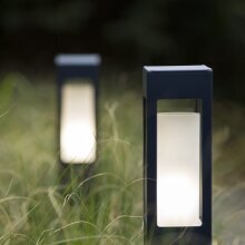Die Brick kombiniert klare, gerade Linien mit modernen Materialien. Ihr kantiges Quaderdesign und das robuste Aluminiumgehäuse machen sie perfekt für Terrassen, Mauern und Parks.