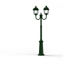 Diese 2430 mm hohe Außenleuchte vereint zeitlose Eleganz mit hochwertigen Materialien. Ihr dekorativ gestalteter Mast und die doppelte Laternenbeleuchtung mit klaren Glasscheiben machen sie ideal für Landhäuser, Chalets und moderne Fassaden.