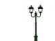 Diese 2430 mm hohe Außenleuchte vereint zeitlose Eleganz mit hochwertigen Materialien. Ihr dekorativ gestalteter Mast und die doppelte Laternenbeleuchtung mit klaren Glasscheiben machen sie ideal für Landhäuser, Chalets und moderne Fassaden.