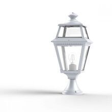 Die Place des Vosges 2 Nr. 6 ist eine robuste Sockelleuchte mit zeitloser Eleganz. Sie steht auf einem niedrigen Lampenfuß. Ihr 4-eckiges Gehäuse aus Aluminium oder Messing und die klaren Lampengläser fügen sich nahtlos in Garten- und Wegebeleuchtungen ein.