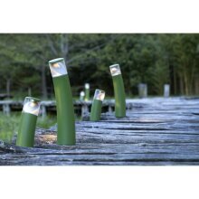 Die moderne Wegeleuchte Bamboo von Roger Pradier hat einen verstellbaren Lampenkopf und sorgt für individuell ausgerichtetes Licht – ideal für Gartenwege und Steelen.